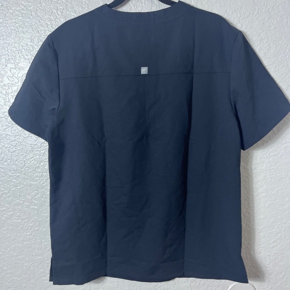 Fabletics Men's Helix 1-Pocket Scrub Top Black V-Neck Shirt sz M - Picture 5 of 9